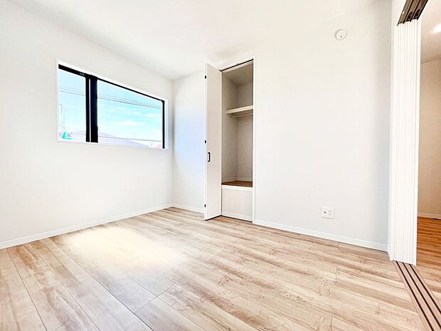 リビング横の洋室は引き戸を開ければリビングと一体に。閉じれば独立した洋室に。