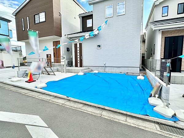 2台（車種による）駐車可！ご家族みんなの自転車も置ける広々カースペース。