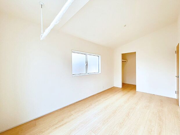 子ども部屋にぴったりの明るい空間。  