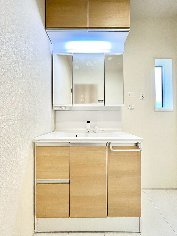 大きく見やすい三面鏡で清潔感ある洗面台は、身だしなみチェックや肌のお手入れにおすすめです。 