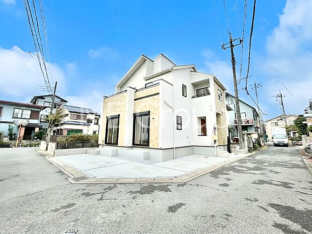 角地なので日当たりも良く、お家が堂々として見えます。