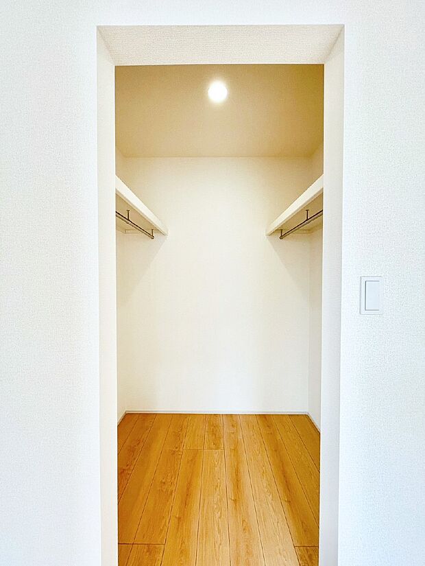 ウォークインクローゼット付きで生活空間を広く利用できます。