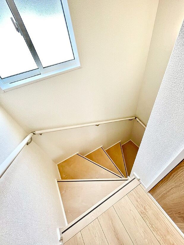 安全性を考慮し階段には手すりを設置しています