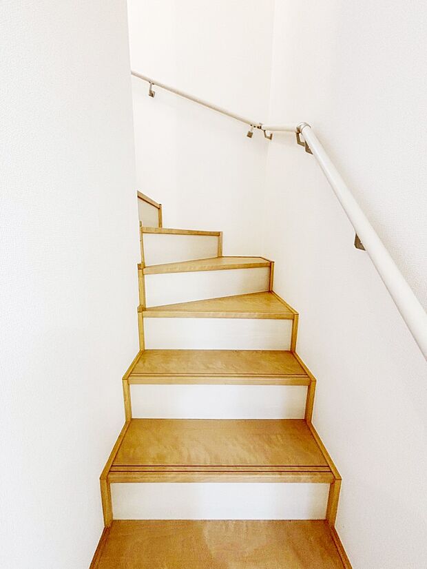 階段は手すり付きなので小さなお子さまやご高齢の方も安心です