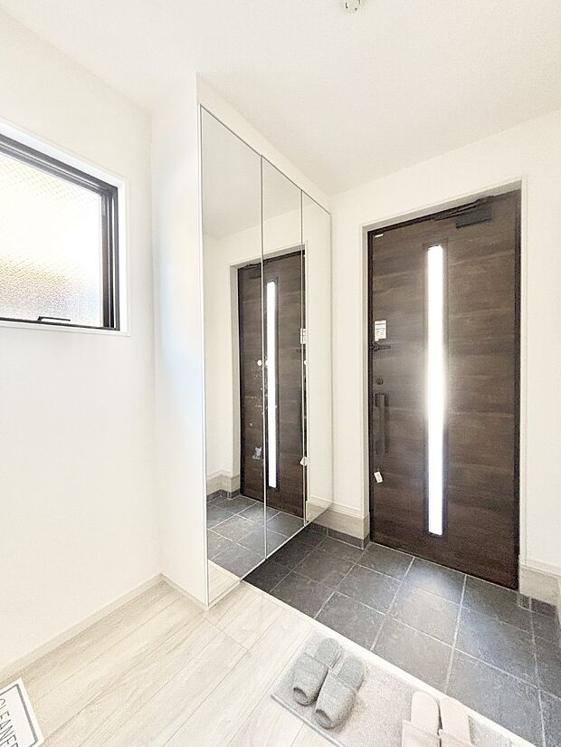 明るい玄関はお客様をお出迎えするのにぴったりです！ 