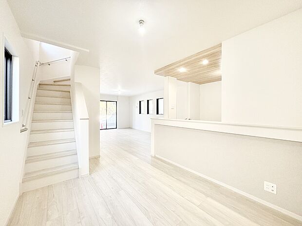 明るい陽光が注ぎ、寛ぎの雰囲気に満たされるリビング・ダイニング。 