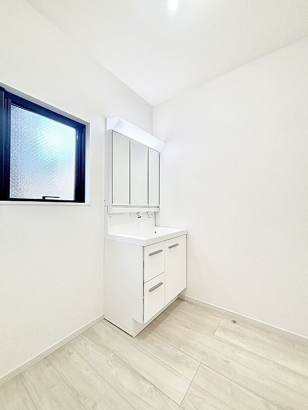 清潔感のある快適空間です。毎日の身支度も気持ち良くお使い頂けます。 