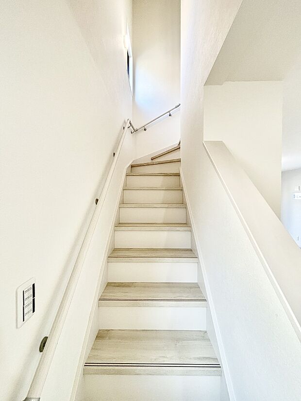 安全性を考慮し階段には手すりを設置しています