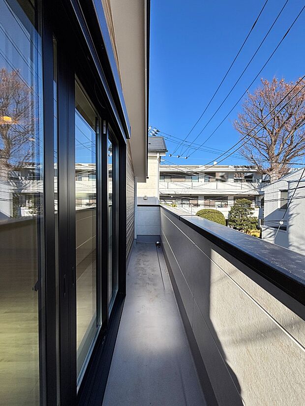 暖かな陽光が降り注ぐバルコニーはお洗濯におすすめ。爽やかな風も心地よいです。 