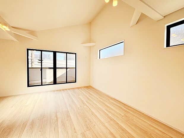 家族の笑顔が自然と生まれてくる、そんな雰囲気のダイニングに仕上がっています。