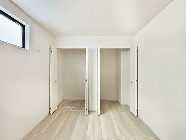 収納スペースたっぷりの納戸は居室としてもご利用いただけます