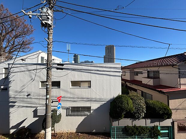 バルコニーからの眺望です。心地よい風が感じられそうですね！