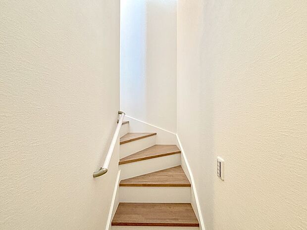 階段は手すり付きなので小さなお子さまやご高齢の方も安心です