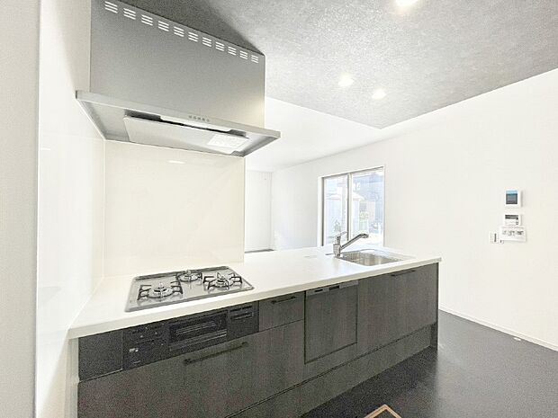 リビングで遊ぶお子様を見守りながらお料理ができる対面キッチン。