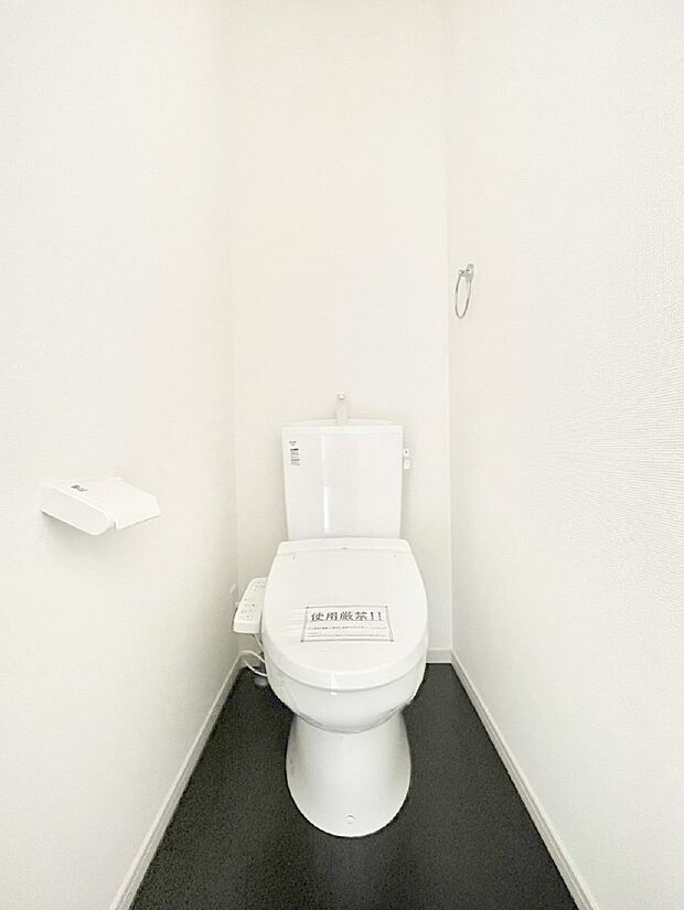 明るく清潔感のあるトイレです。