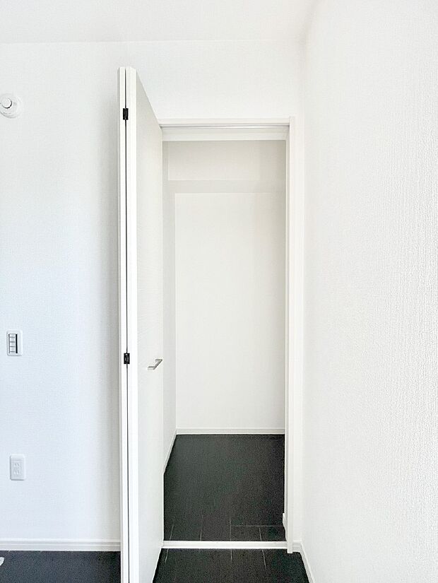 洋室のクローゼット。奥行きがあるので厚手の衣類もすっきり収まります。