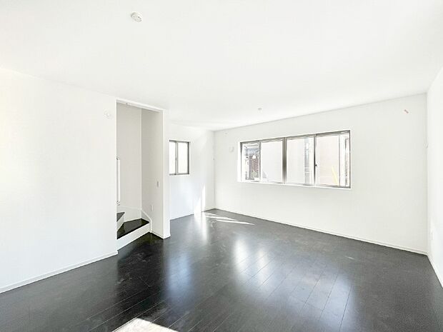 明るい陽光が注ぎ、寛ぎの雰囲気に満たされるダイニング。