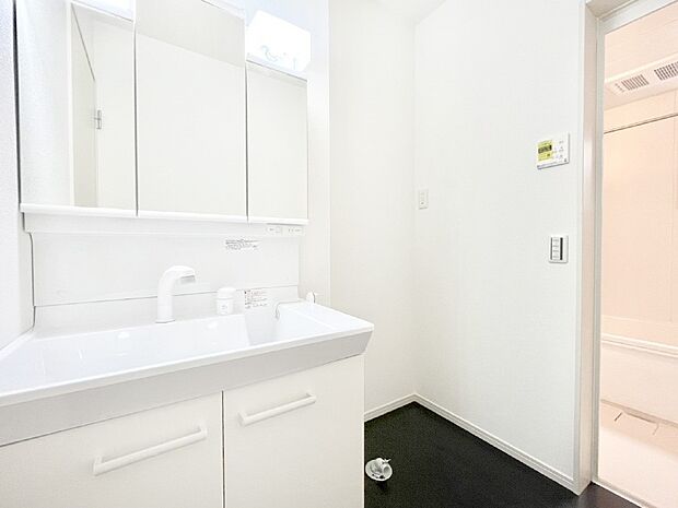 清潔感ある洗面化粧室で朝の身支度も快適