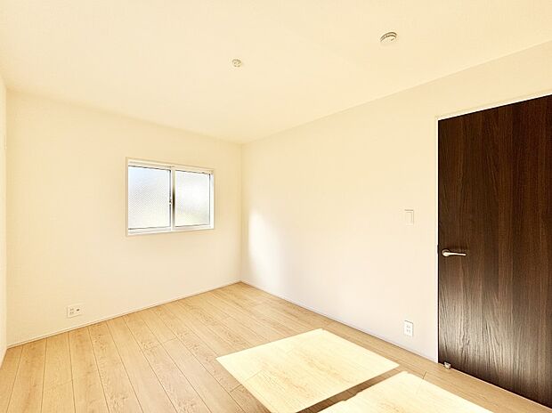 窓からのやさしい光が心地よいプライベートルーム