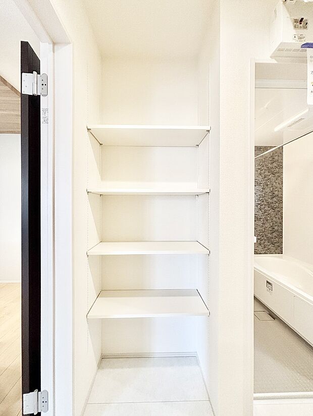 可動棚付き洗面室収納