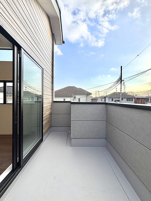 ゆったりバルコニーだから沢山お洗濯ものを干せます。