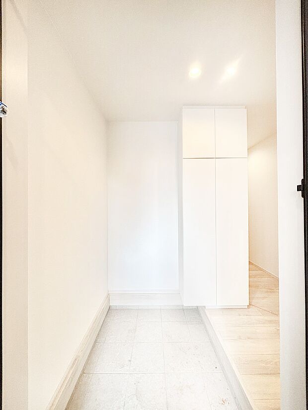 明るい玄関はお客様をお出迎えするのにぴったりです!