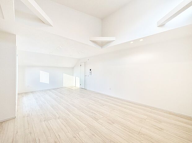 空間を演出する上部吹き抜けを採用し、居心地の良さにこだわったリビング