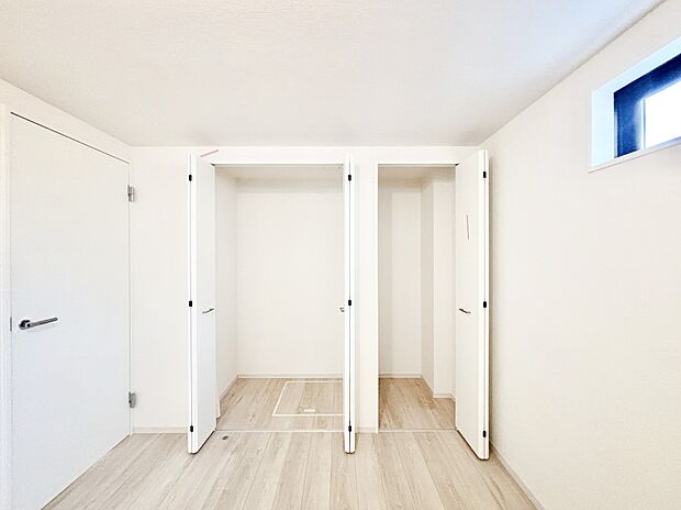 洋室のクローゼット。奥行きがあるので厚手の衣類もすっきり収まります。