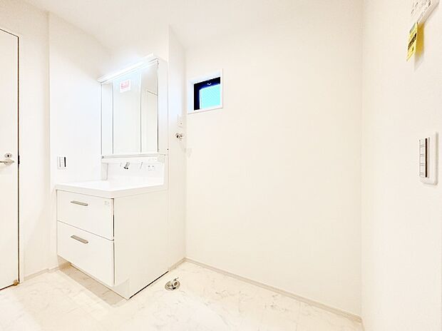 清潔感溢れるホワイトカラーを基調としたランドリースペース