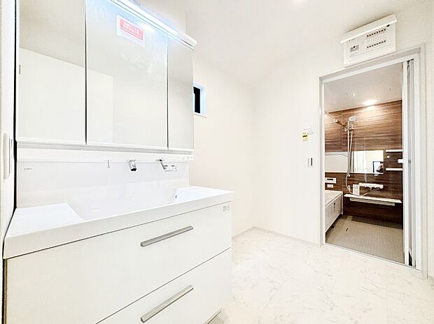 清潔感ある洗面化粧室で朝の身支度も快適