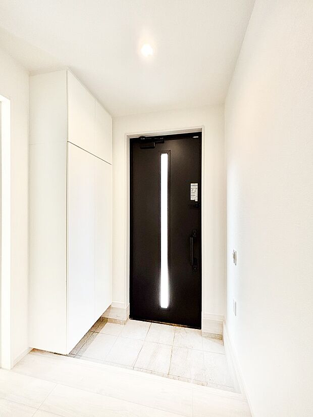 明るい陽光が入り込む玄関。ご家族の靴もスッキリ収納できる玄関収納付き！