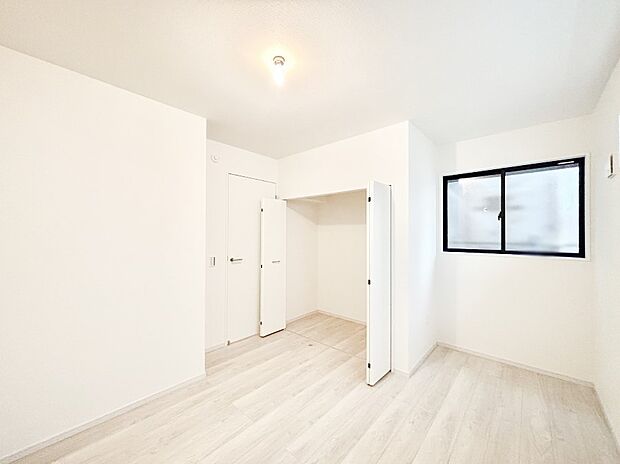 使いやすい形でベットや家具の置き方にも困ることもありません。