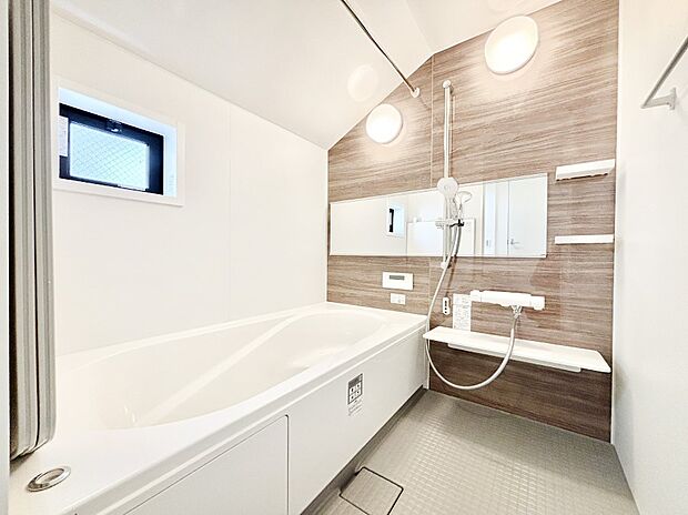 一日の疲れを癒してくれる明るい清潔感のあるバスルーム