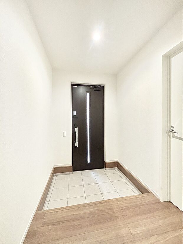 明るい玄関はお客様をお出迎えするのにぴったりです！ 