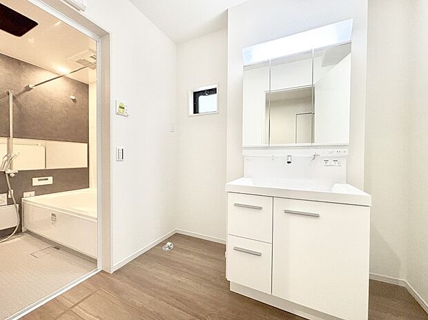 身支度もスムーズにおこなえる脱衣場。  