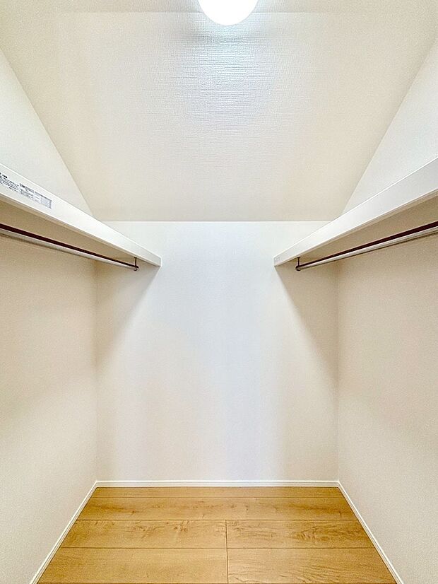 ウォークインクローゼット付きで生活空間を広く利用できます。