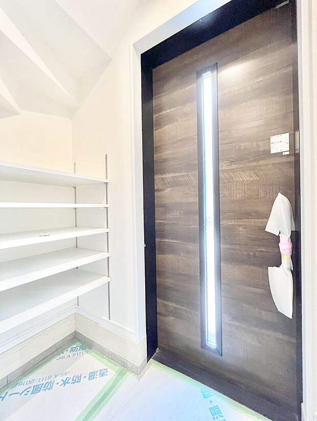 天井まである玄関収納で、家族全員の靴もすっきり収納！ 