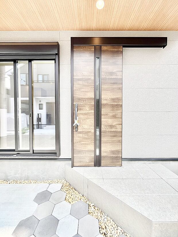 大切な家族、来客を出迎える玄関。