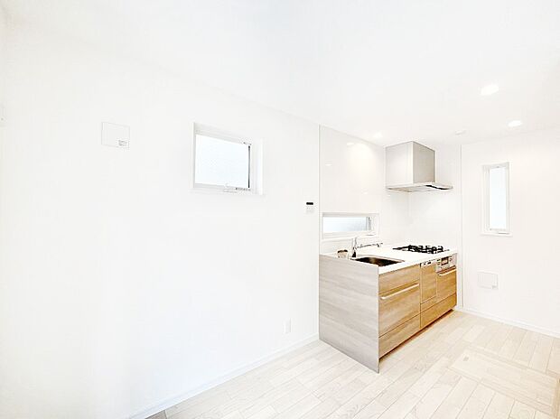 明るい陽光が注ぎ、寛ぎの雰囲気に満たされるリビング・ダイニング。