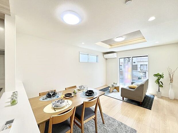 ナチュラルテイストの優しく柔らかい色使いのフローリングが素敵なリビングですね。