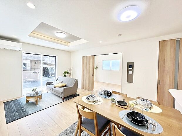 日当たりのいいリビングでゆったりとしたティータイムを! お気に入りのグリーンを飾れば更に心地よさがアップ!