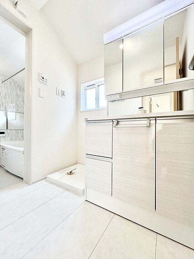 洗面所はゆとりのあるスペースで、身支度や入浴後のスキンケアも心に余裕をもってできそうです。