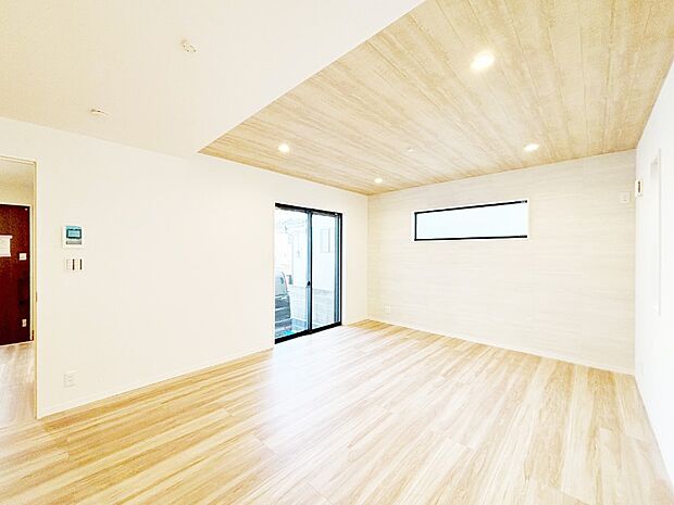 大きな窓からたっぷりの陽光と風を感じられるリビング