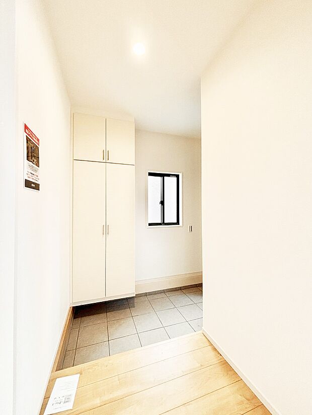 小窓から陽光を感じられる明るい玄関