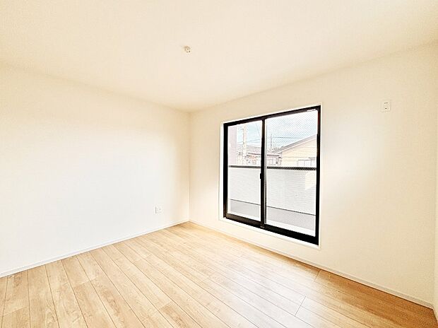 バルコニーが開放感をプラスしてくれる洋室