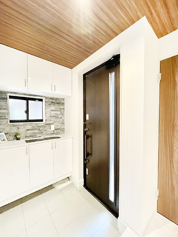 明るい玄関はお客様をお出迎えするのにぴったりです!