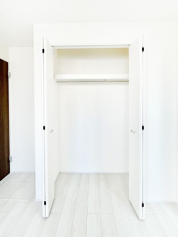 洋室のクローゼット。奥行きがあるので厚手の衣類もすっきり収まります。