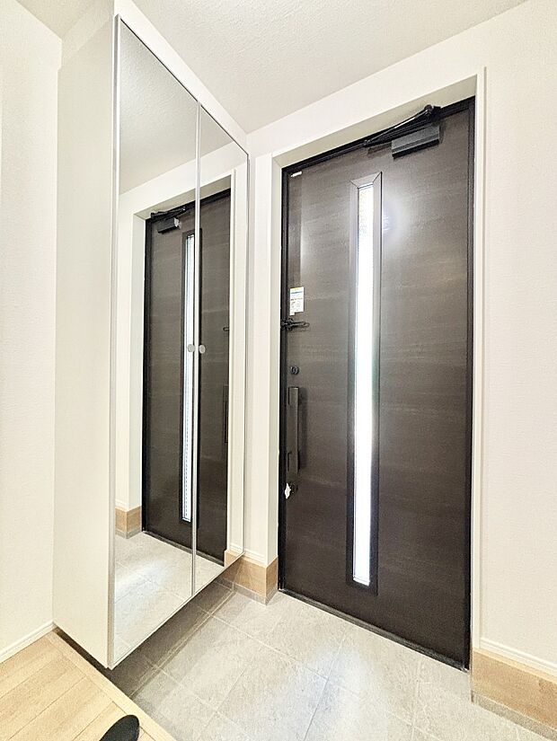 ガラススリットの入った玄関ドアが室内に光を届けてくれます