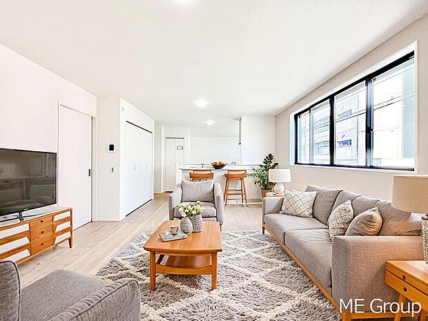 ご家族の賑やかな話し声で包まれる明るいリビング ※家具はCGです