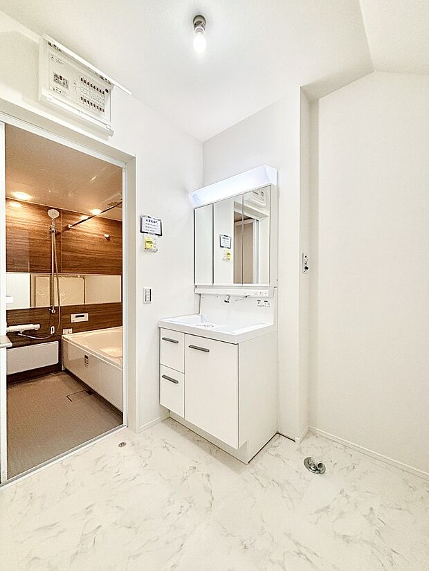 身支度もスムーズにおこなえる脱衣場      　  